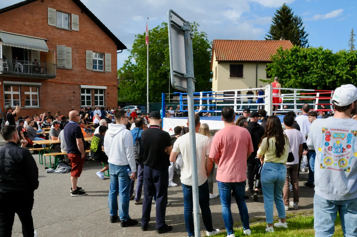 Man sieht viele Zuschauer an einem Boxkampf.